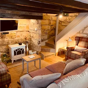 Cosy 400yr Old Cottage, Flowergate, Whitby, Sleeps 6 Whitby
