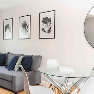 Comfortable And Convenient 3 Bedroom House With Parking Handsworth